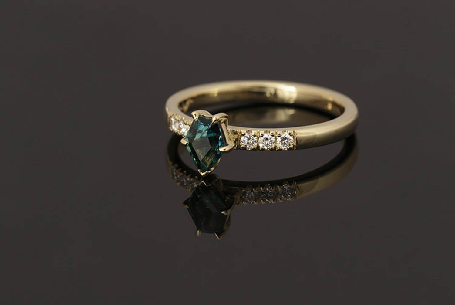 Klein-formaat-750px-Kite saffier ring met diamant